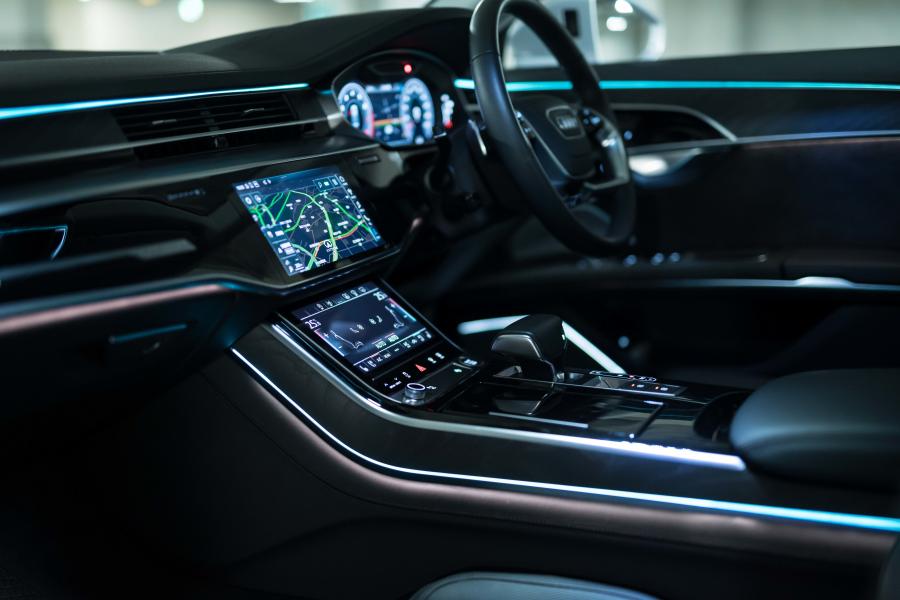 Интерьер Audi A8 55 TFSI Quattro (D5) 2018 года  (JP) (фото 8 из 21)